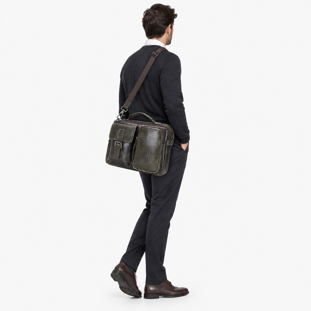 Sac Homme Bandoulière Cuir, coloris Vert fonce, porté par un mannequin