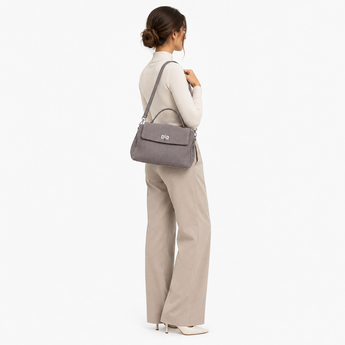 Sac à Main Daim, coloris Gris, porté par un mannequin