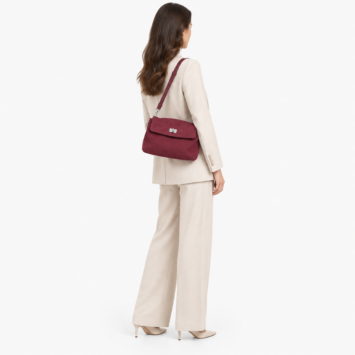 Sac à Main Daim, coloris Rouge, porté par un mannequin