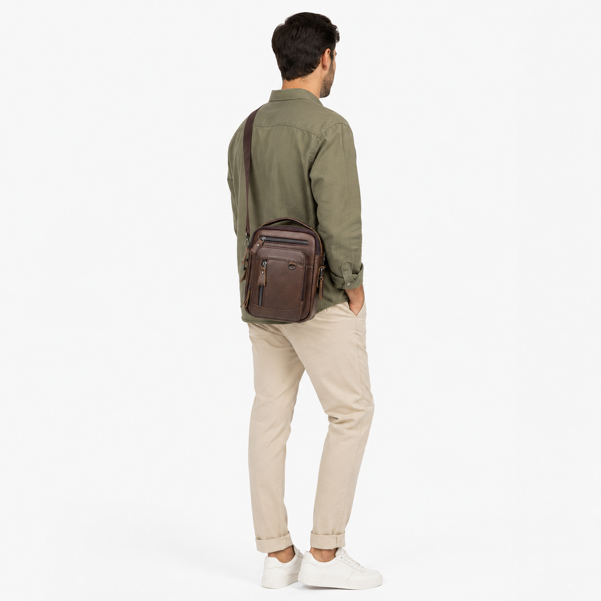 Petite Sacoche Homme, coloris Marron foncé, porté par un mannequin