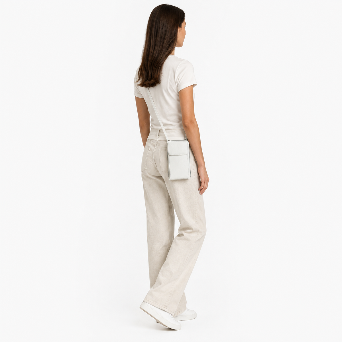 Pochette Bandoulière Téléphone, coloris Blanc, porté par un mannequin