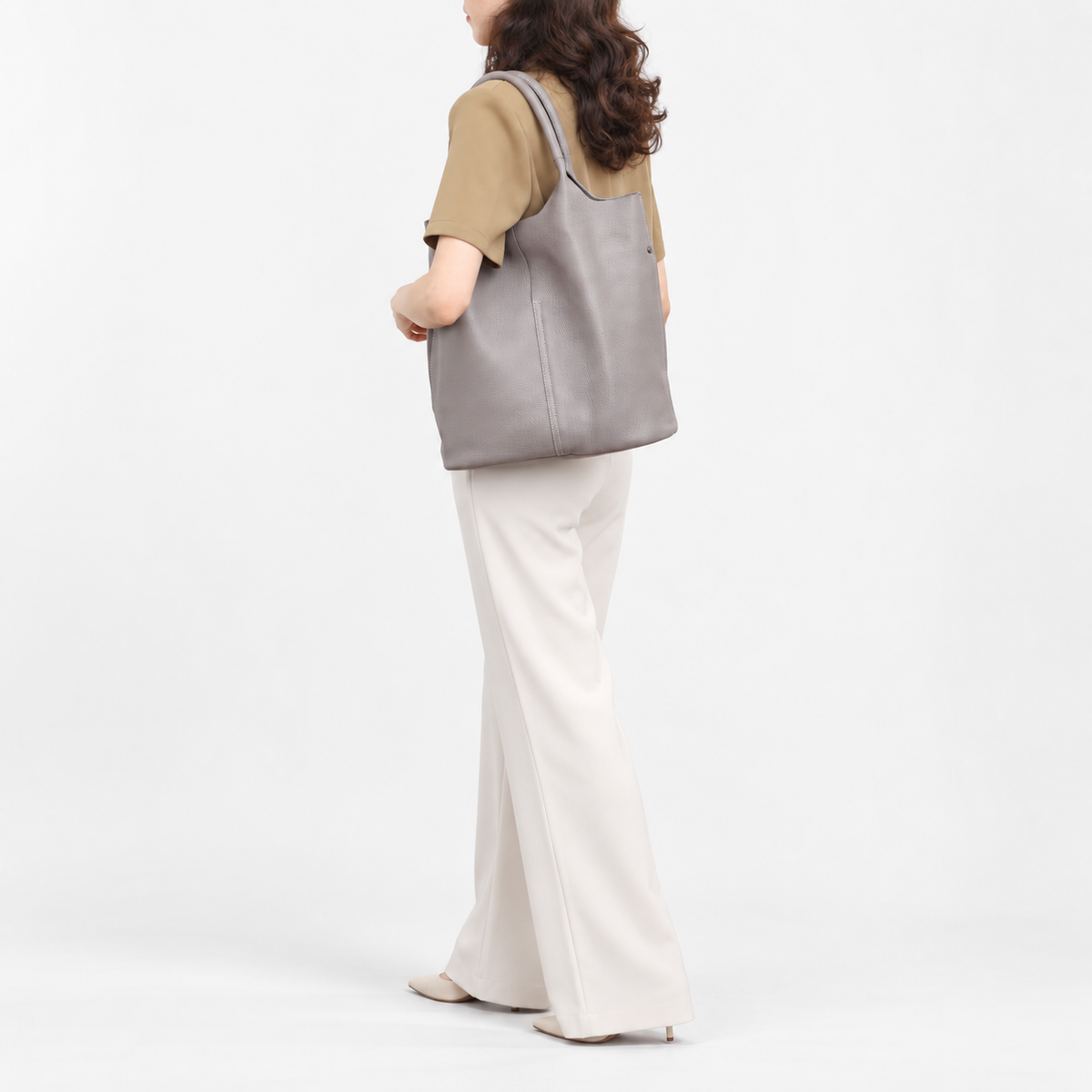 Sac Cabas Cuir Femme, coloris Gris, porté par un mannequin