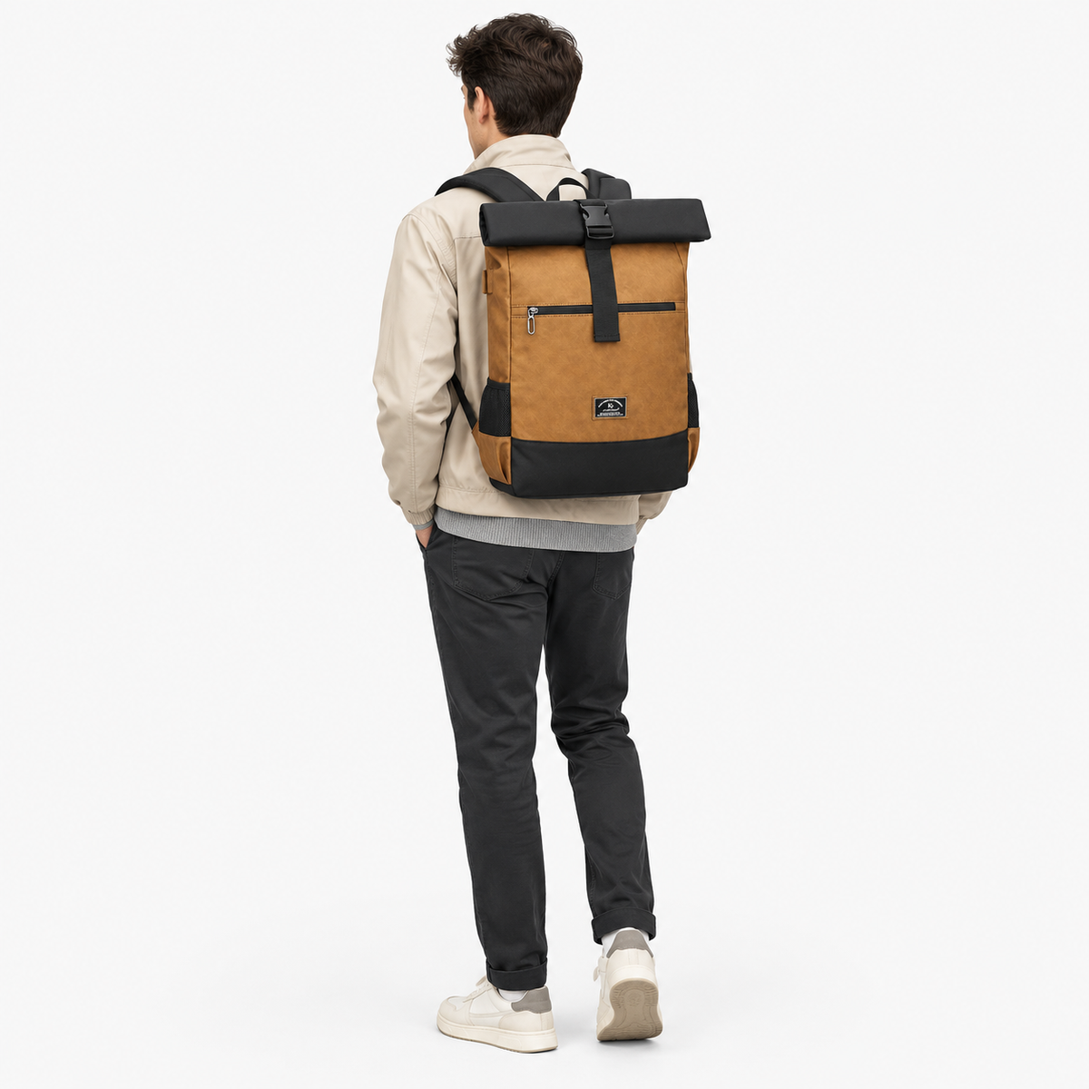 Sac à Dos Roll Top, coloris Jaune avec logo, porté par un mannequin