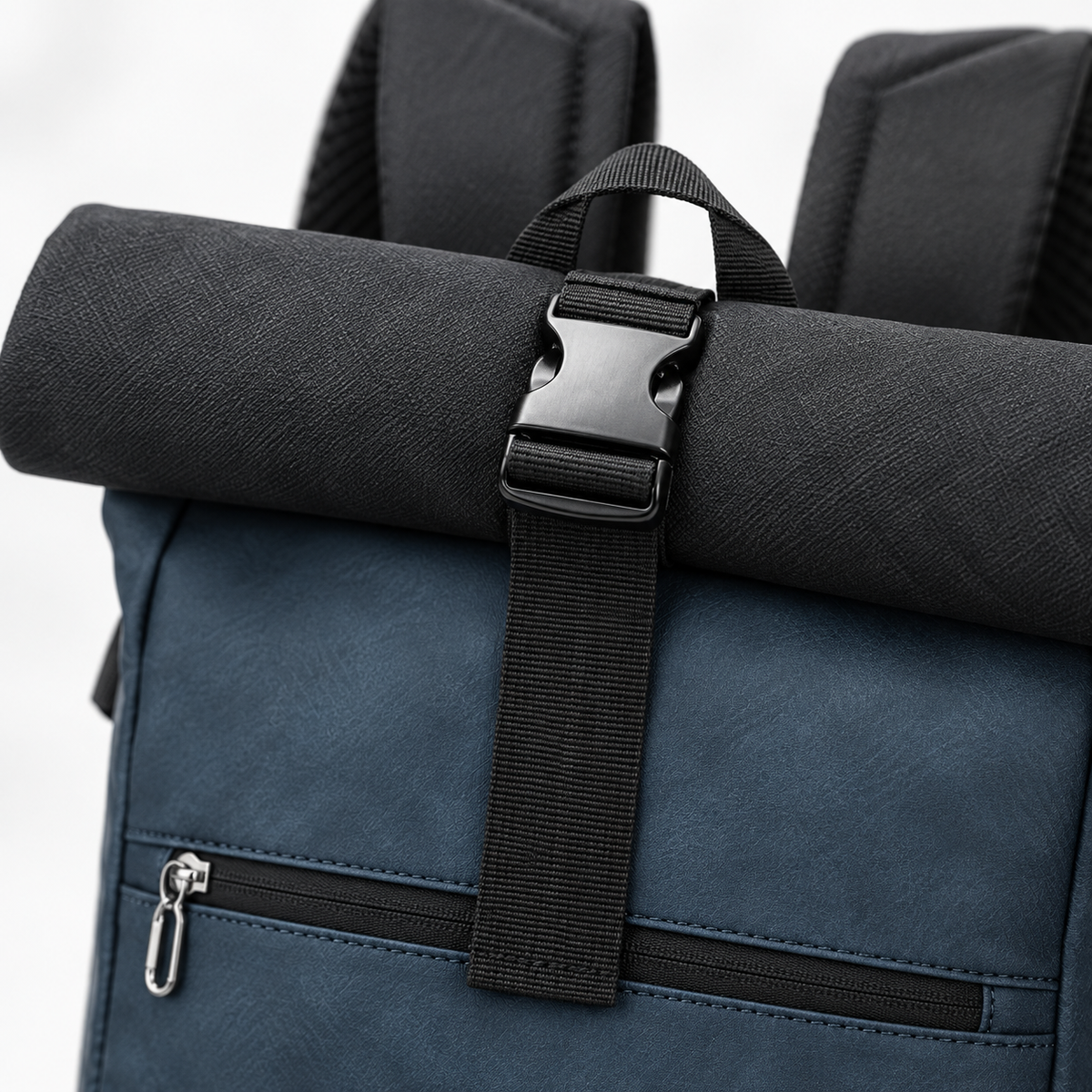 Sac à Dos Roll Top, coloris Bleu avec logo, détail