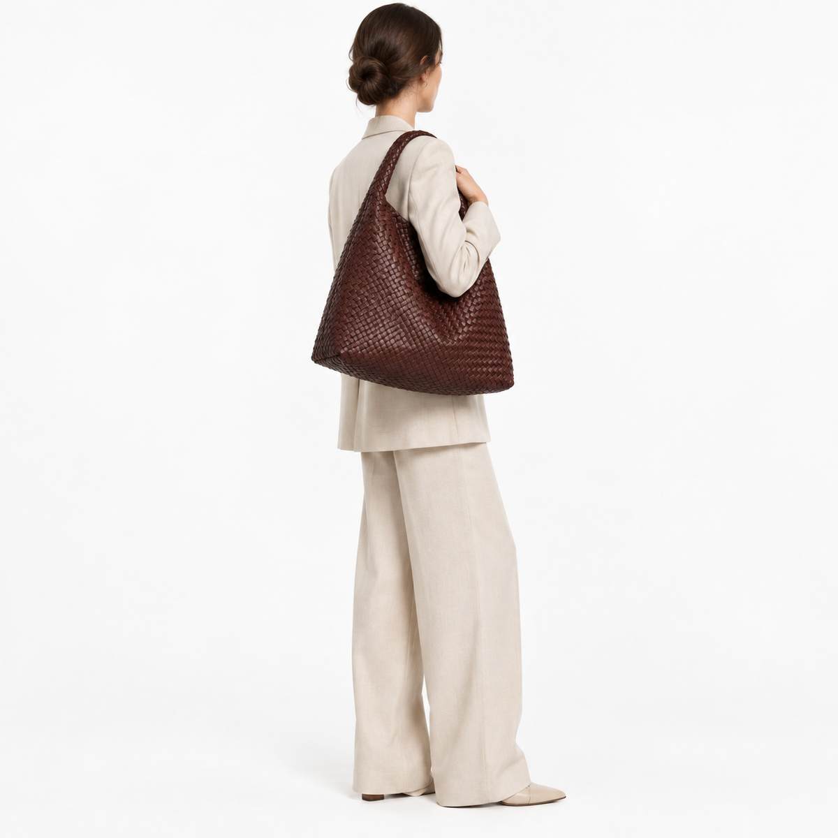 Sac Tressé, coloris Café foncé, porté par un mannequin