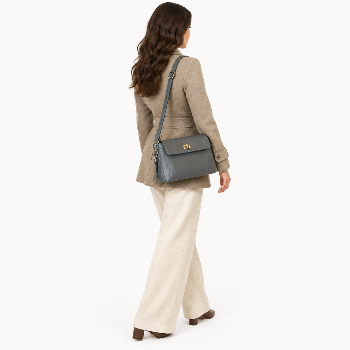 Sac Besace Cuir Femme, coloris Gris foncé, porté par un mannequin