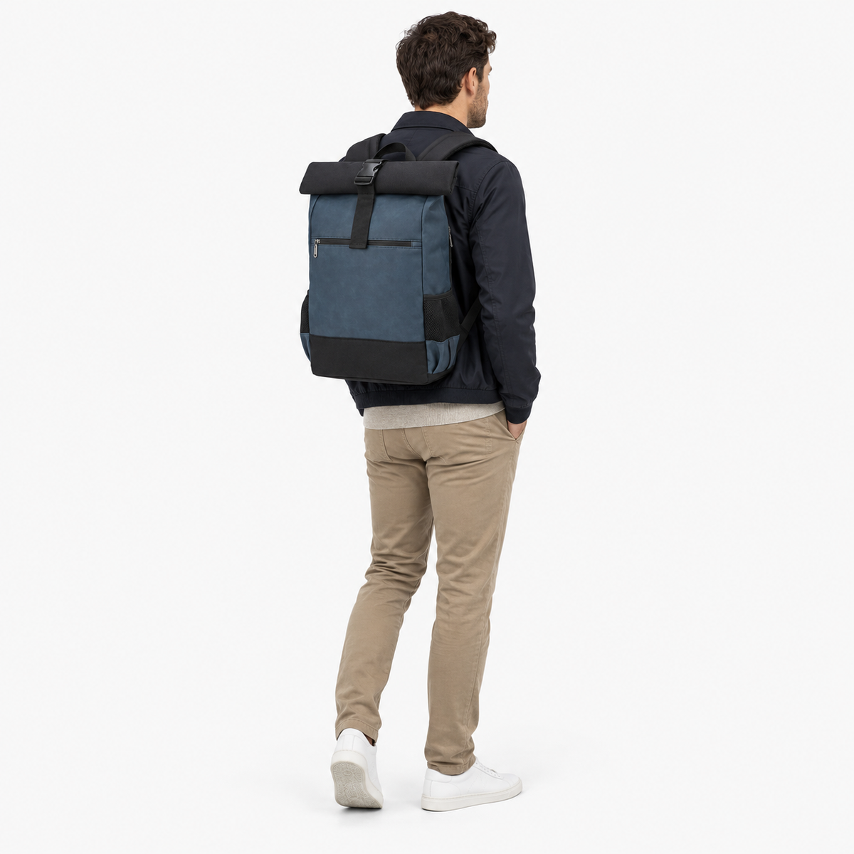 Sac à Dos Roll Top, coloris Bleu sans logo, porté par un mannequin