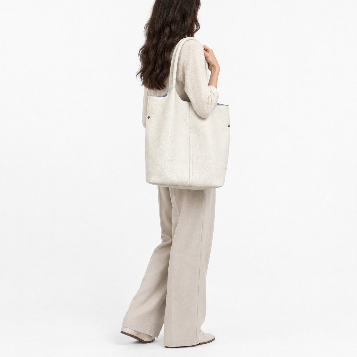 Sac Cabas Cuir Femme, coloris Beige, porté par un mannequin