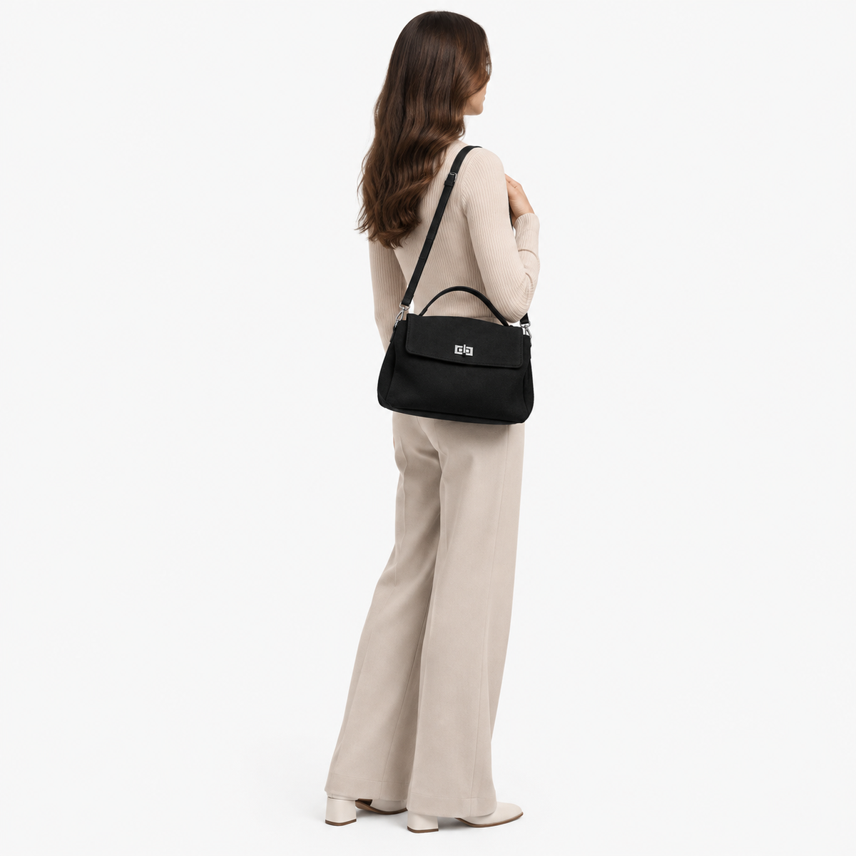 Sac à Main Daim, coloris Noir, porté par un mannequin