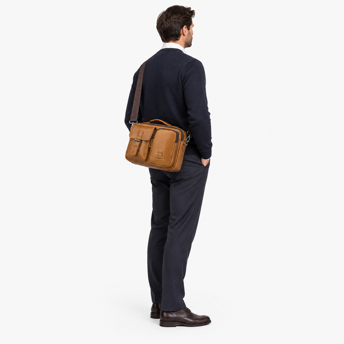 Sac Homme Bandoulière Cuir, coloris Marron clair, porté par un mannequin