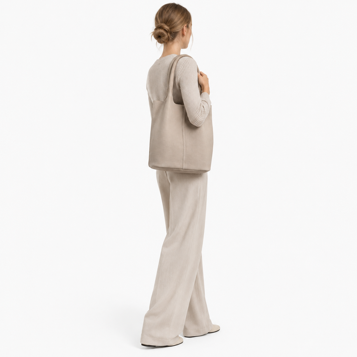 Sac Cabas Cuir Femme, coloris Kaki, porté par un mannequin