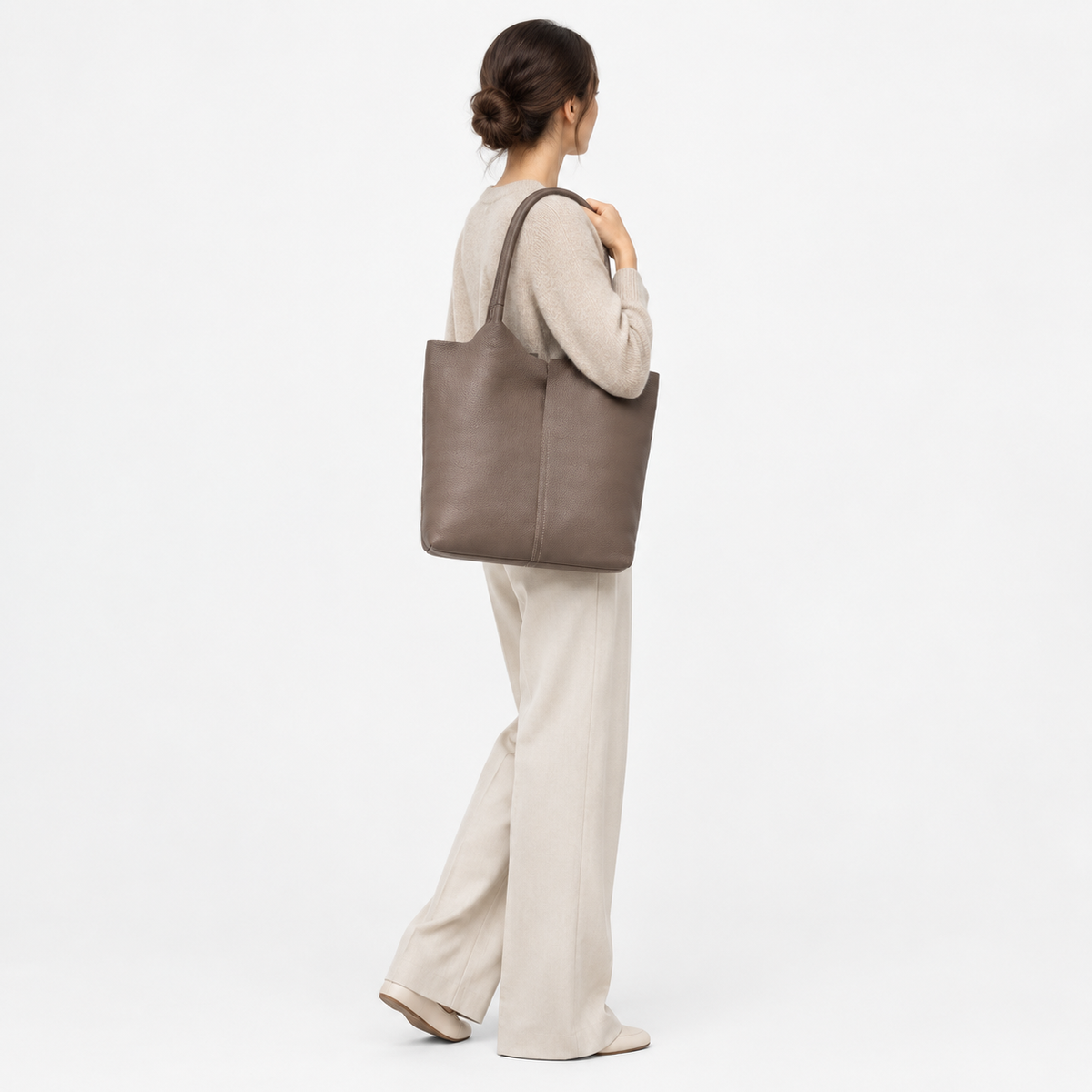 Sac Cabas Cuir Femme, coloris Gris éléphant, porté par un mannequin