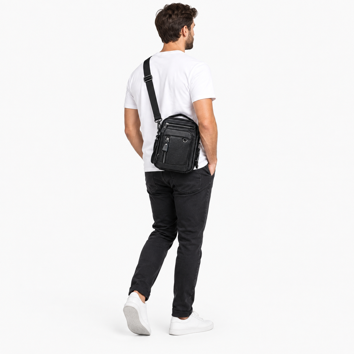 Petite Sacoche Homme, coloris Noir, porté par un mannequin