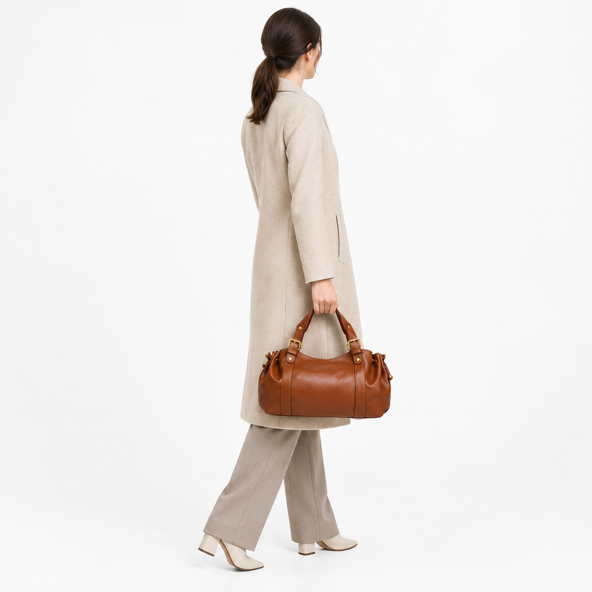 Sac Bowling Femme, coloris Chocolat, porté par un mannequin