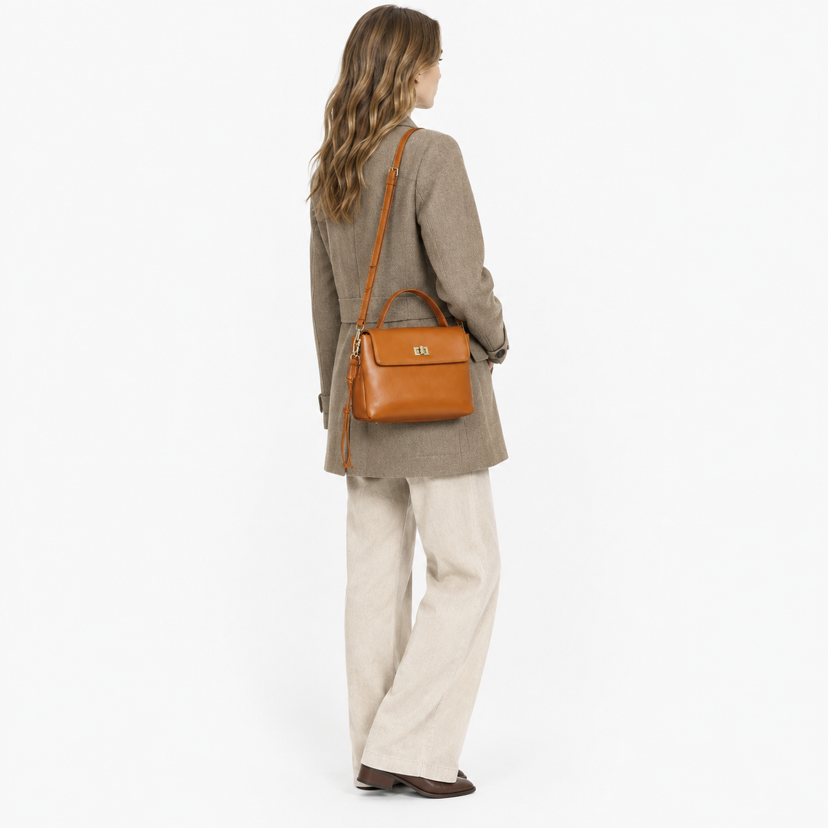 Sac Besace Cuir Femme, coloris Marron, porté par un mannequin