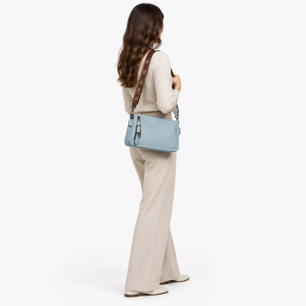 Sac Cuir Femme, coloris Bleu ciel, porté par un mannequin