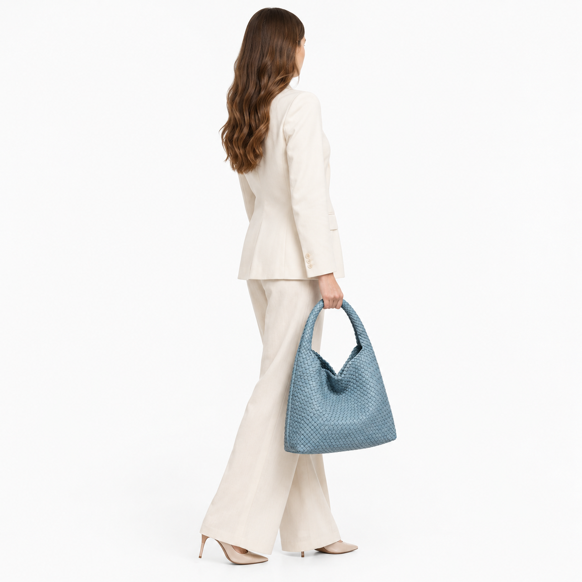 Sac Tressé, coloris Bleu grisé, porté par un mannequin