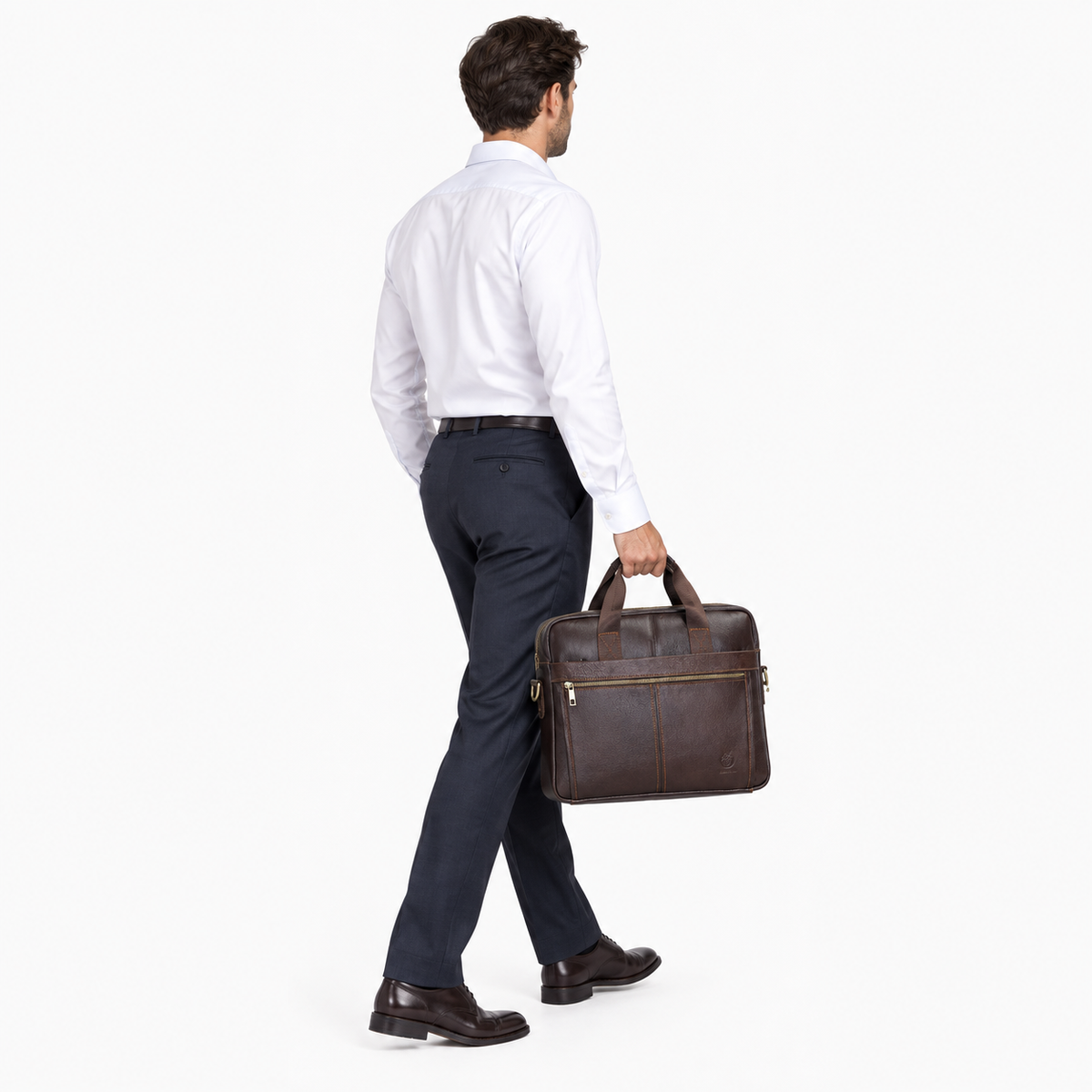 Porte Document Homme Cuir, coloris Café, porté par un mannequin