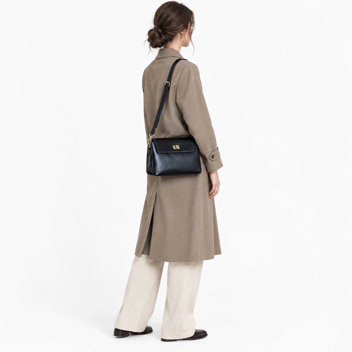 Sac Besace Cuir Femme, coloris Noir, porté par un mannequin