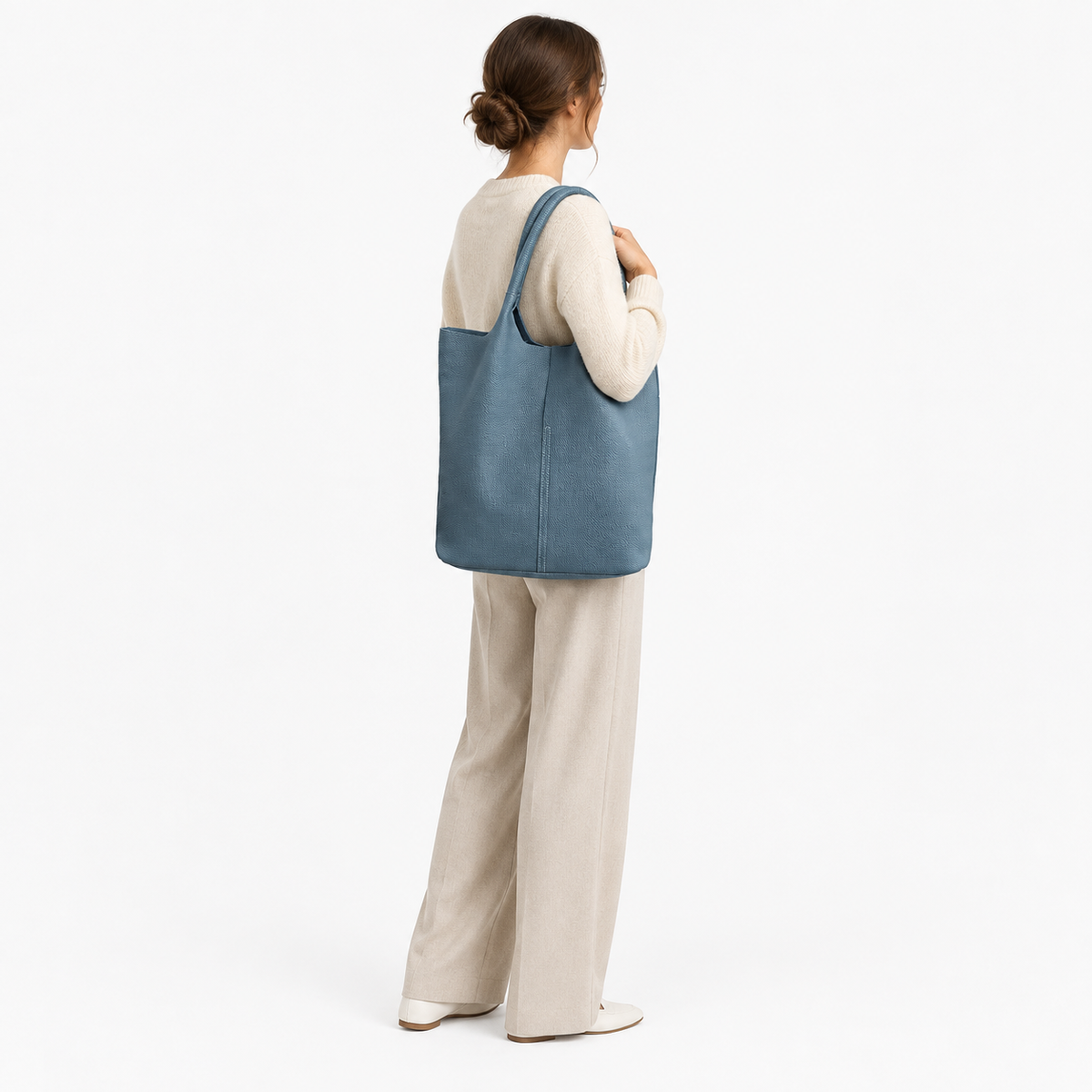 Sac Cabas Cuir Femme, coloris Bleu, porté par un mannequin