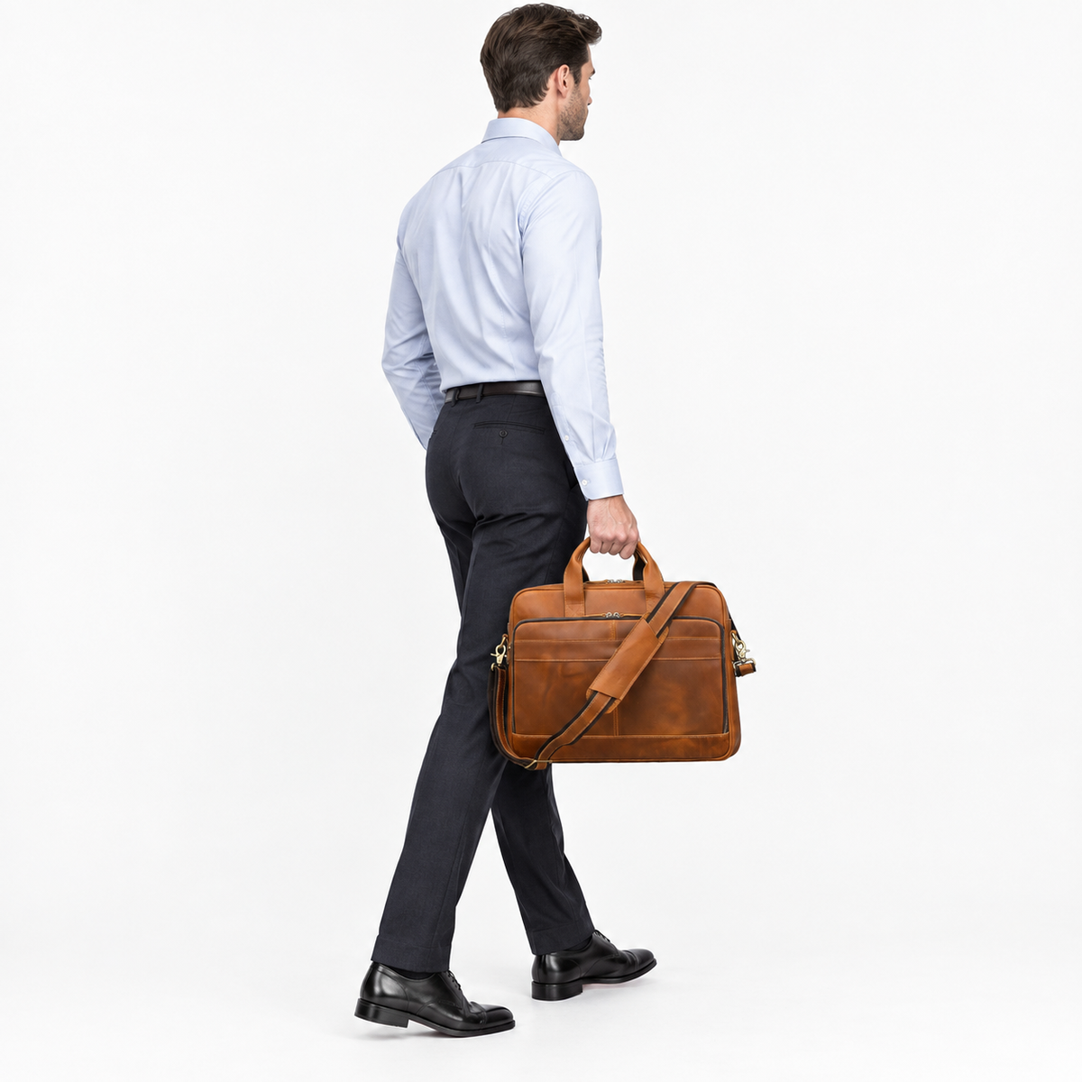 Sac pour Ordinateur Homme, coloris Marron clair (44 cm), porté par un mannequin