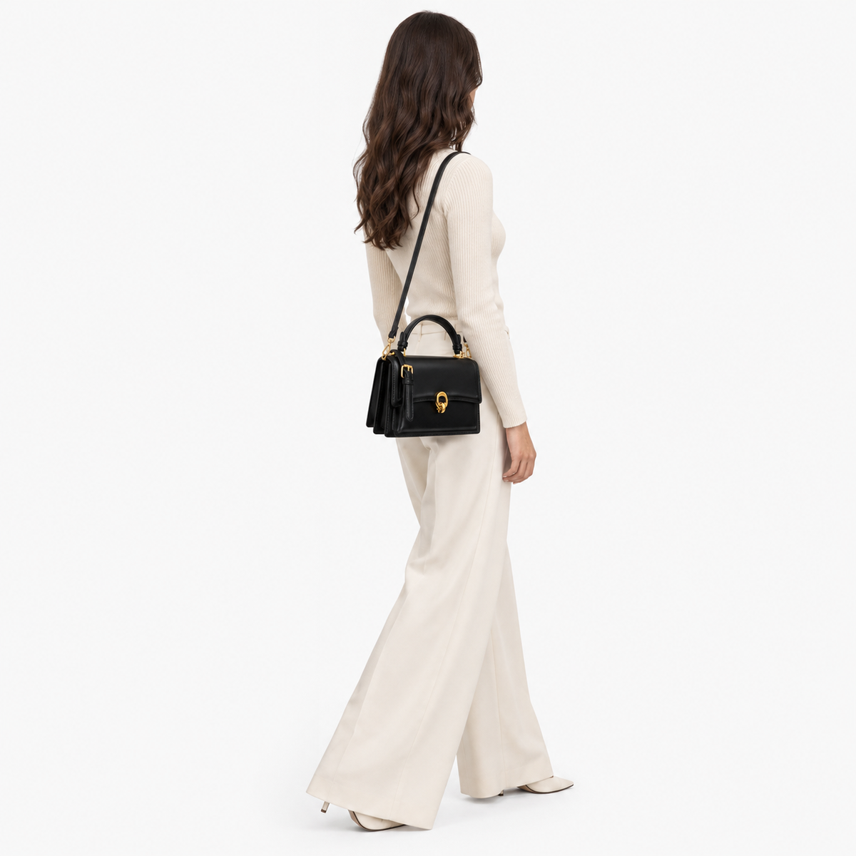 Sac à Main Carré, coloris Noir (20x14x9 cm), porté par un mannequin