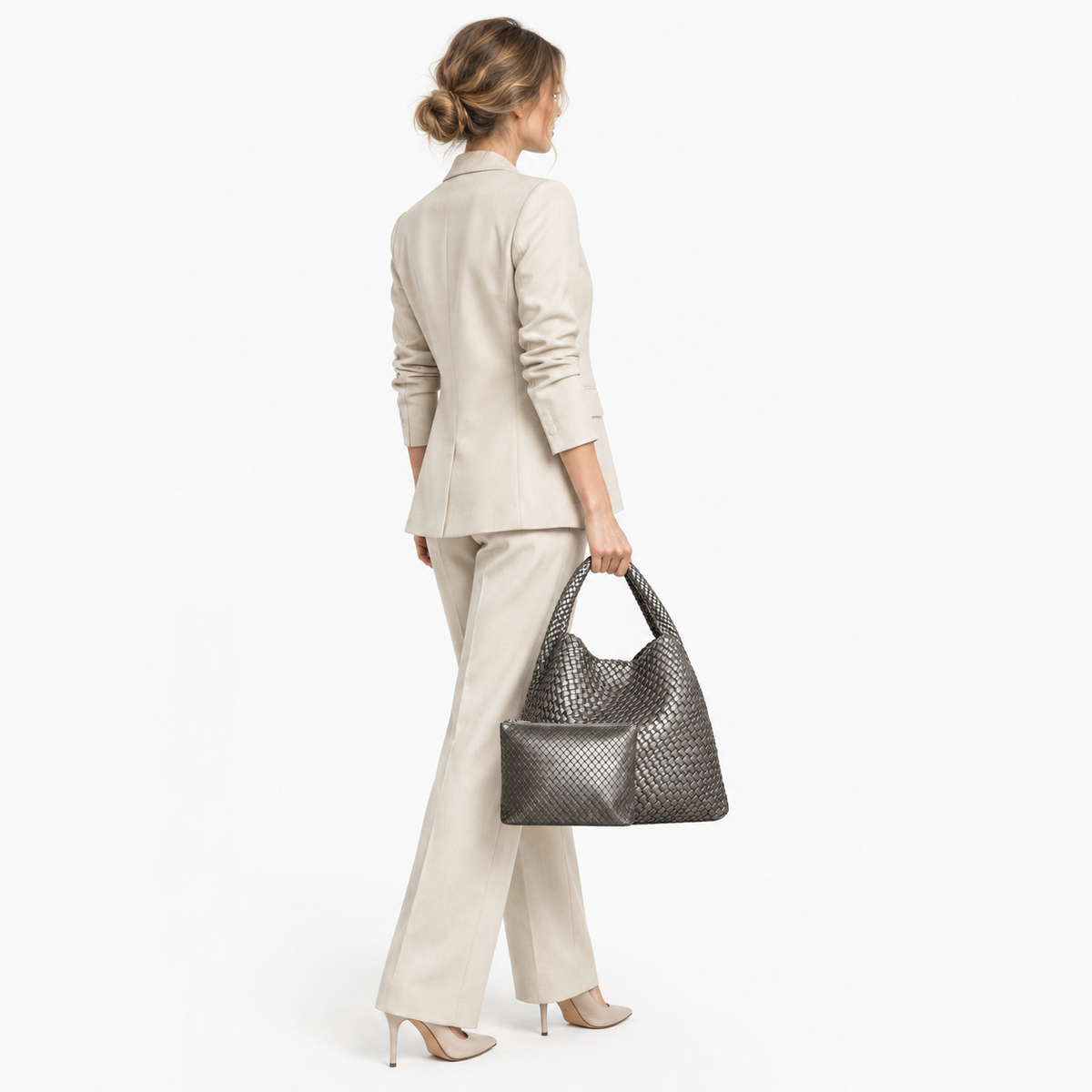 Sac Tressé, coloris Argent, porté par un mannequin