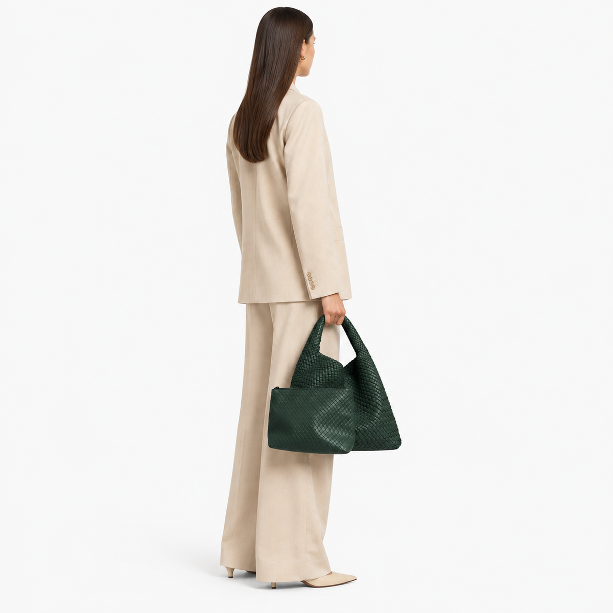 Sac Tressé, coloris Vert foncé, porté par un mannequin