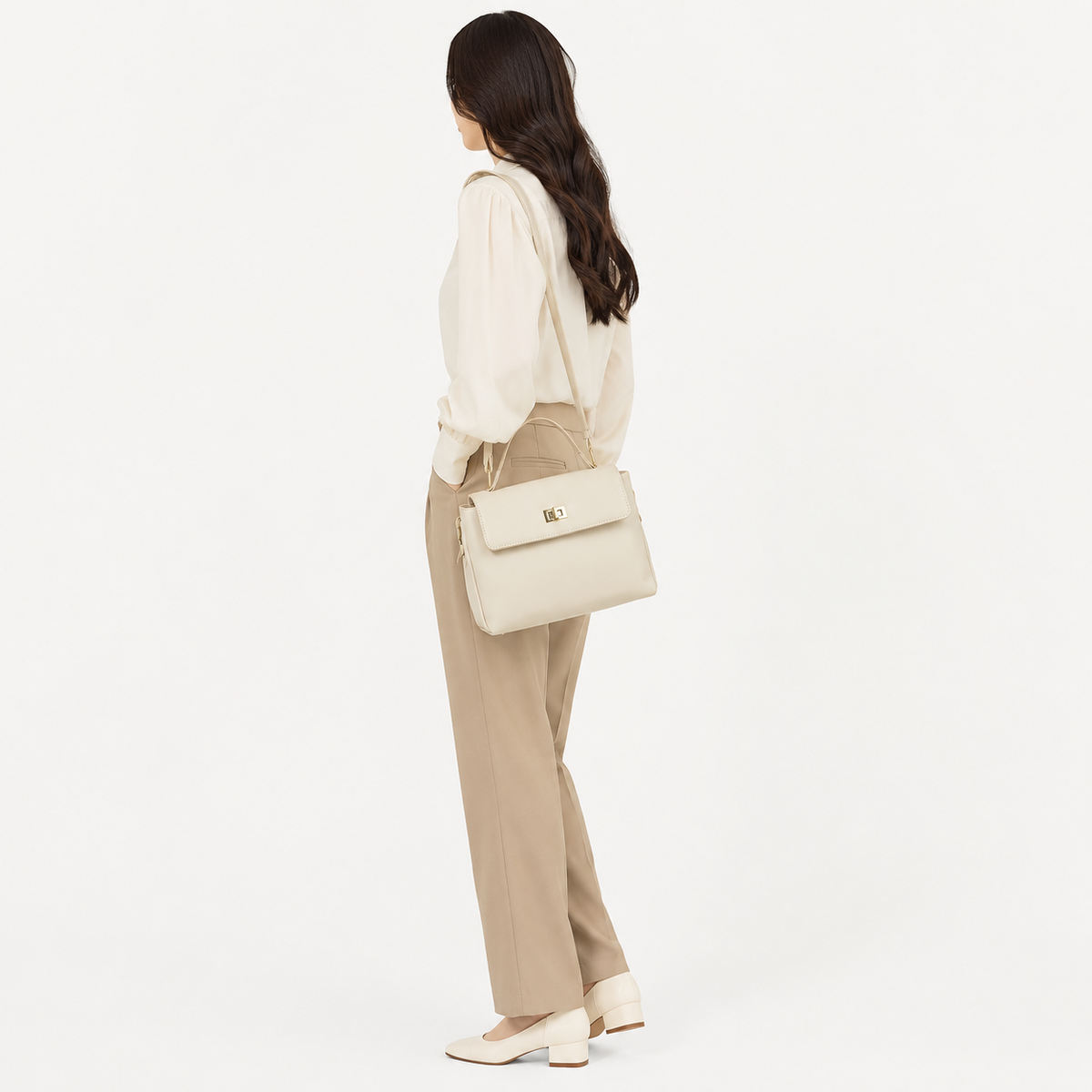 Sac Besace Cuir Femme, coloris Blanc, porté par un mannequin