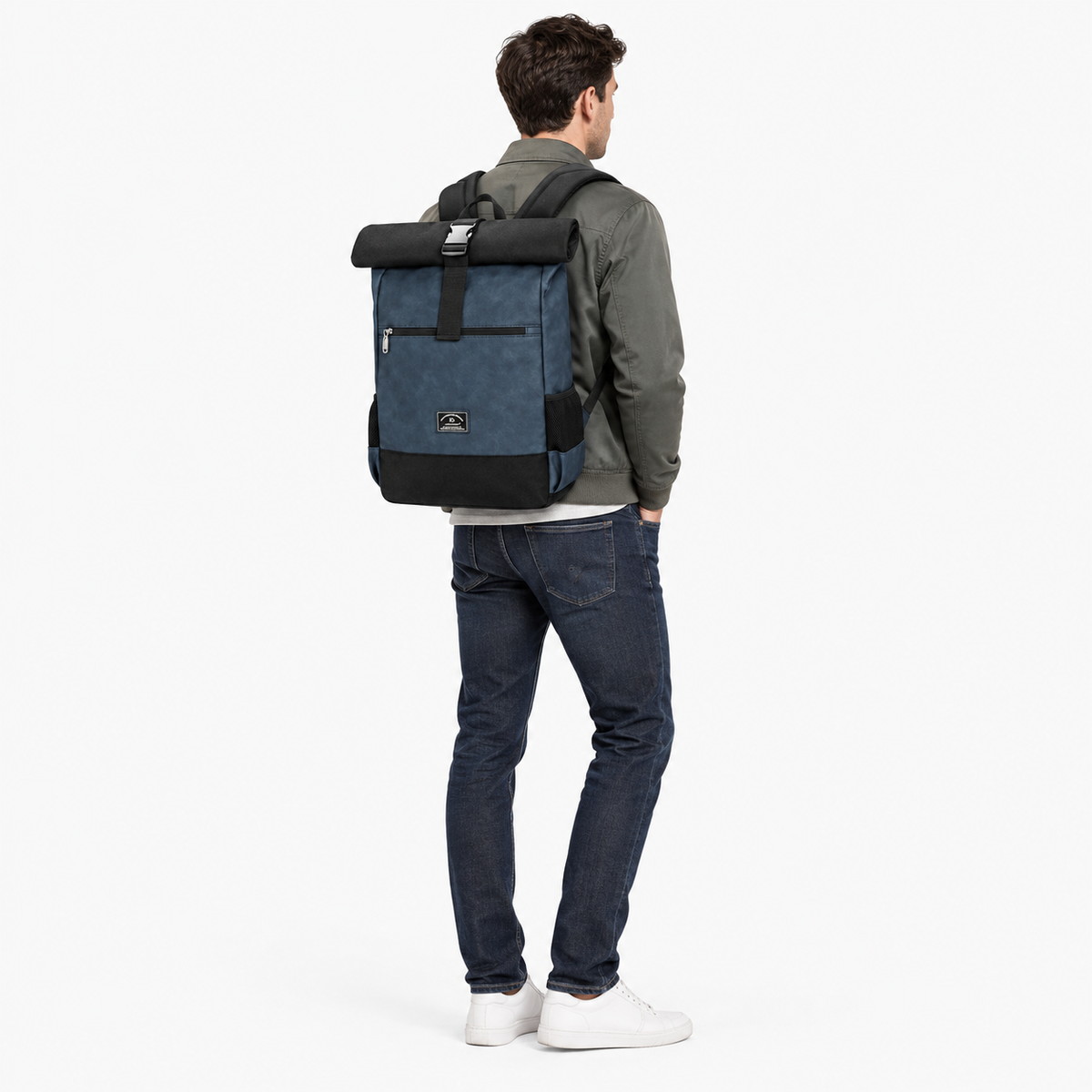 Sac à Dos Roll Top, coloris Bleu avec logo, porté par un mannequin