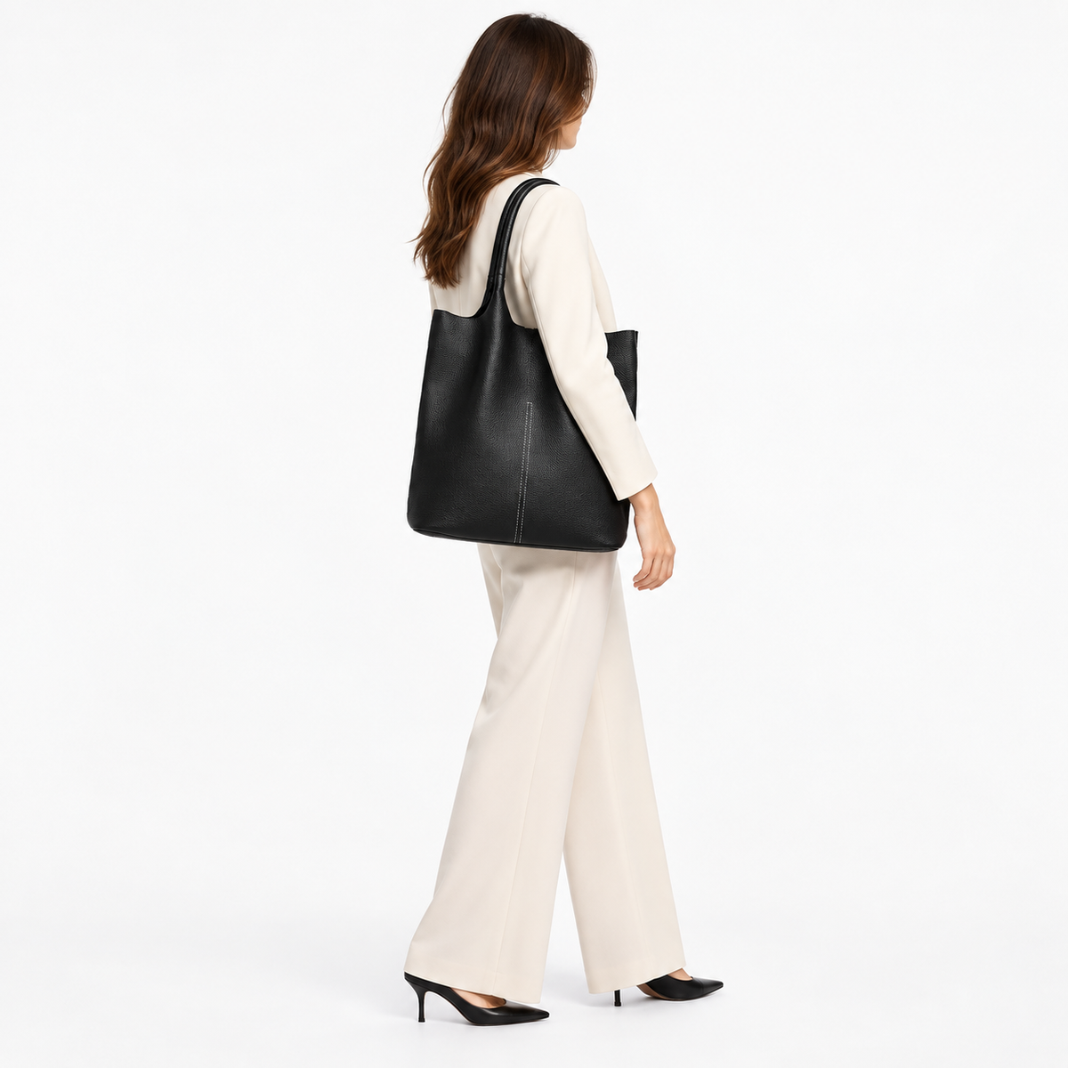 Sac Cabas Cuir Femme, coloris Noir, porté par un mannequin