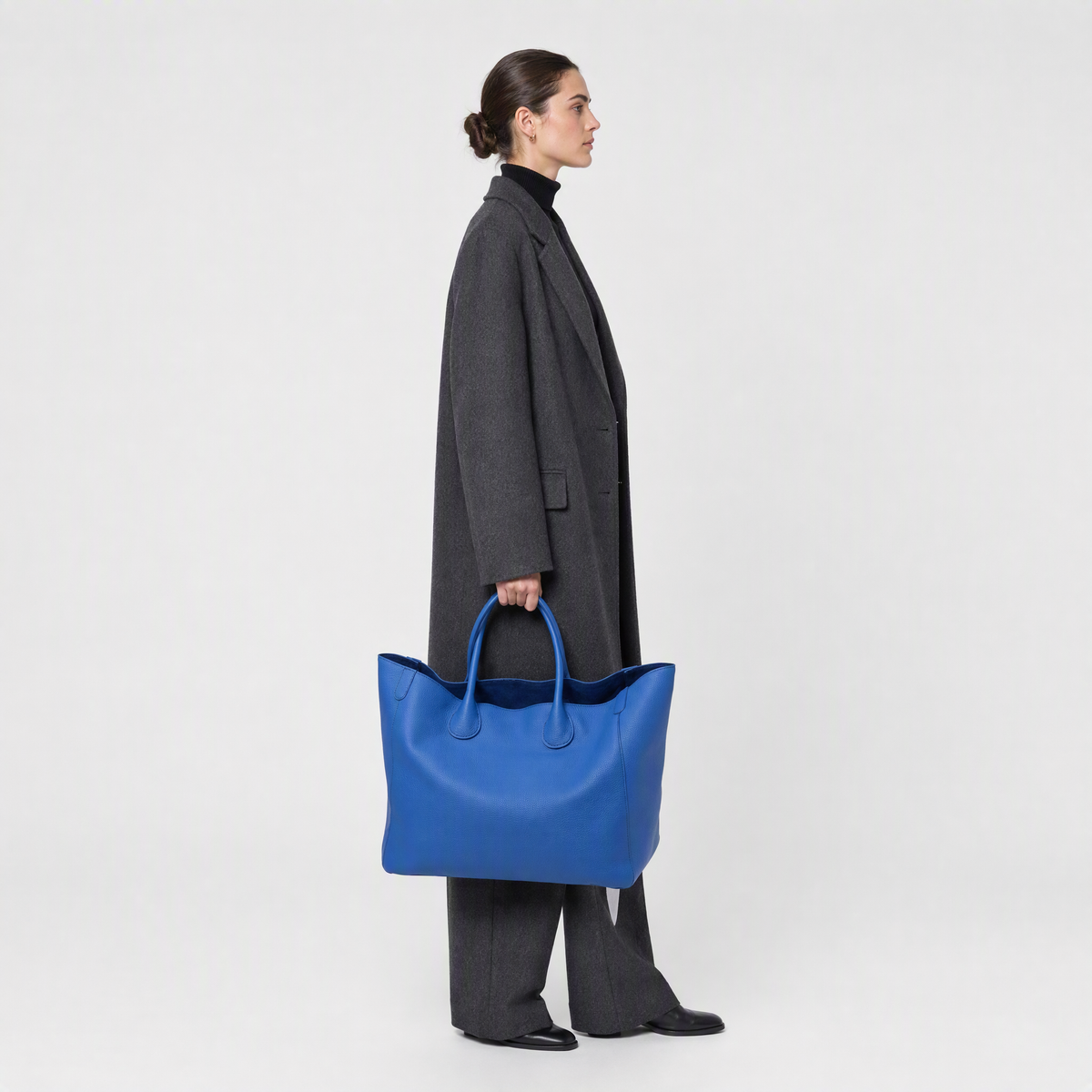Sac Fourre-Tout Grand Format, coloris Bleu, porté par un mannequin
