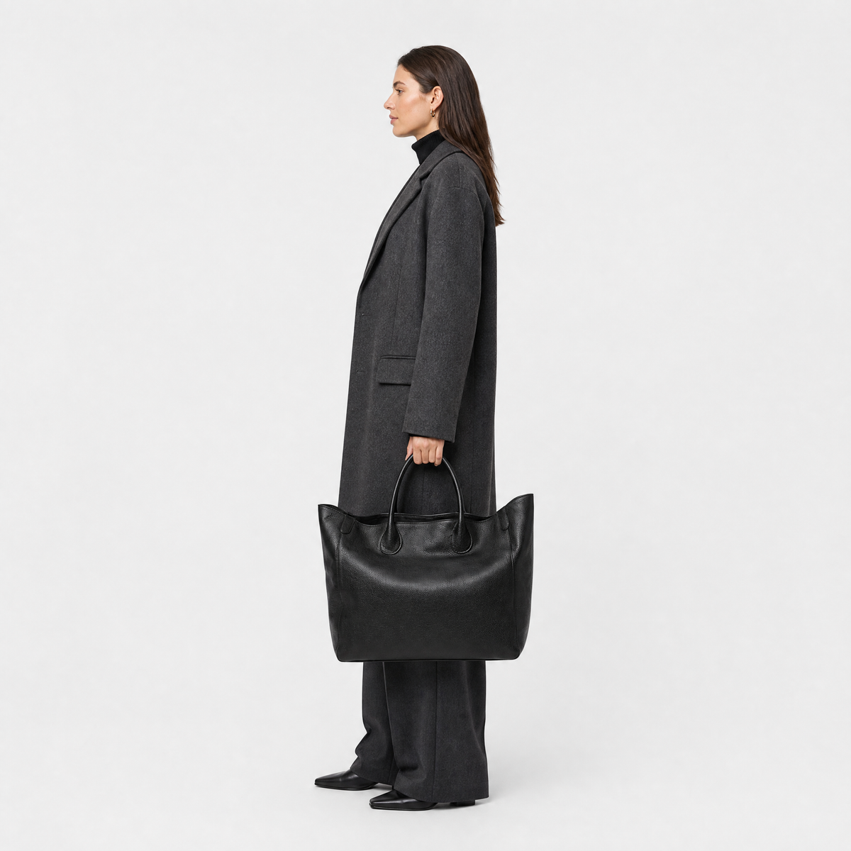 Sac Fourre-Tout Grand Format, coloris Noir, porté par un mannequin