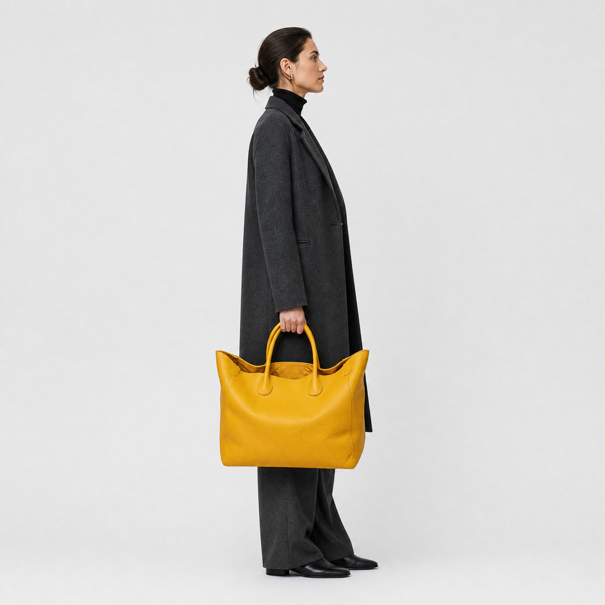 Sac Fourre-Tout Grand Format, coloris Jaune, porté par un mannequin