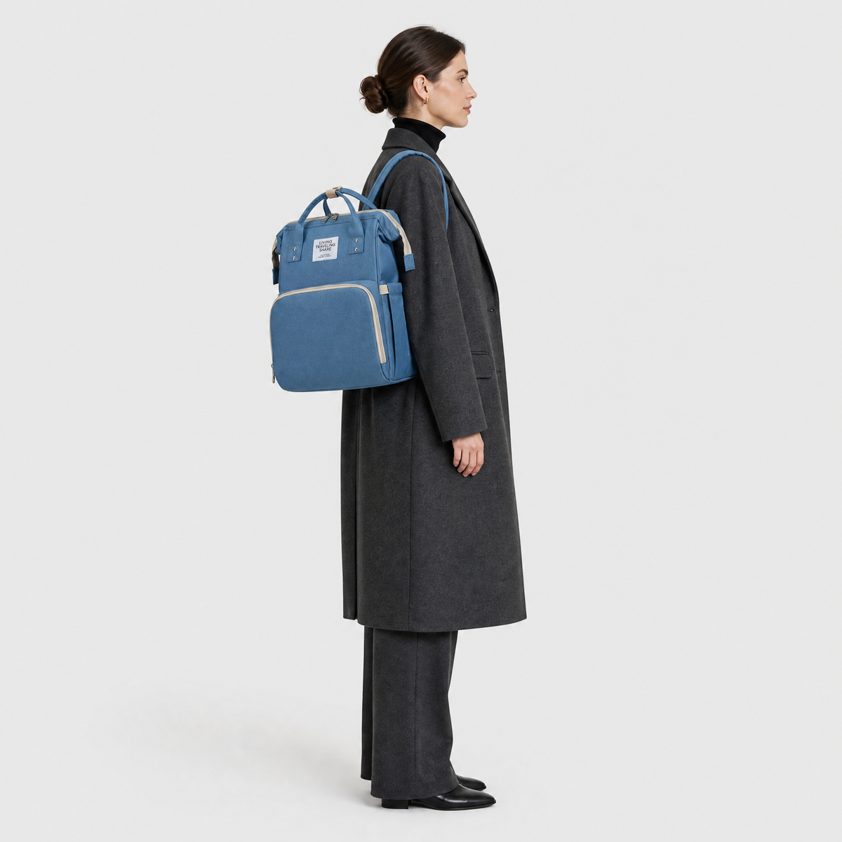 Sac à Langer Sac à Dos, coloris Bleu, porté par un mannequin