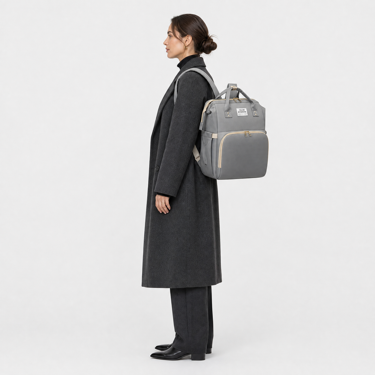 Sac à Langer Sac à Dos, coloris Gris, porté par un mannequin