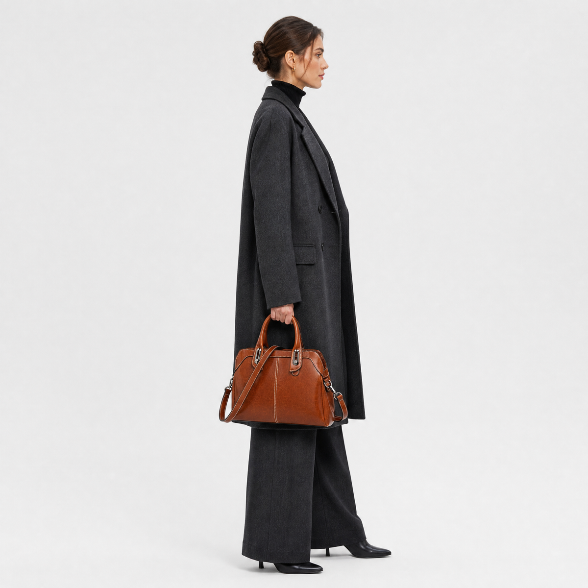 Sac à Main Bandoulière Cuir, coloris Marron, porté par un mannequin