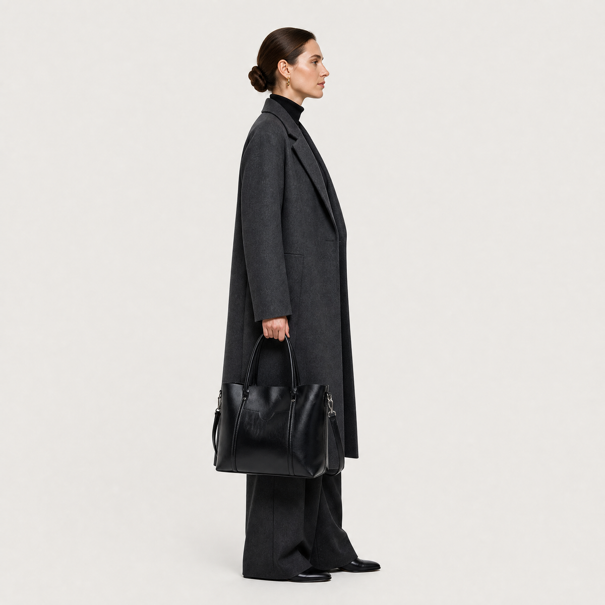 Sac à Main Cuir Femme, coloris Noir, porté par un mannequin