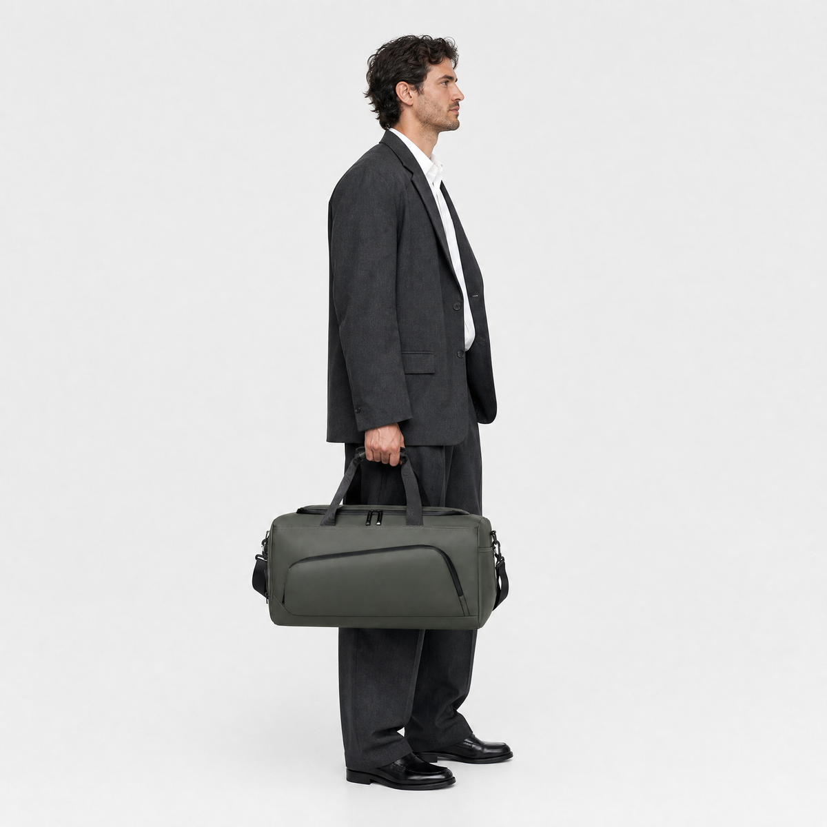 Sac à Main de Voyage Homme, coloris Vert Armé, porté par un mannequin