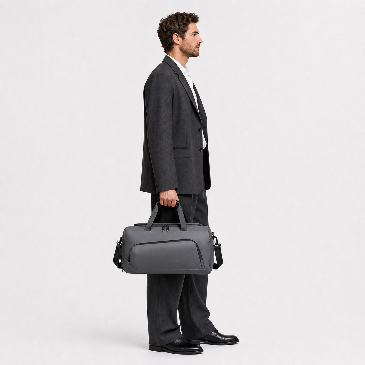 Sac à Main de Voyage Homme, coloris Gris, porté par un mannequin
