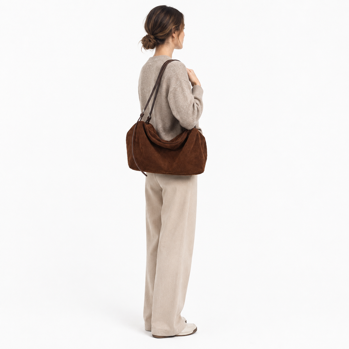 Sac en Daim, coloris Café, porté par un mannequin