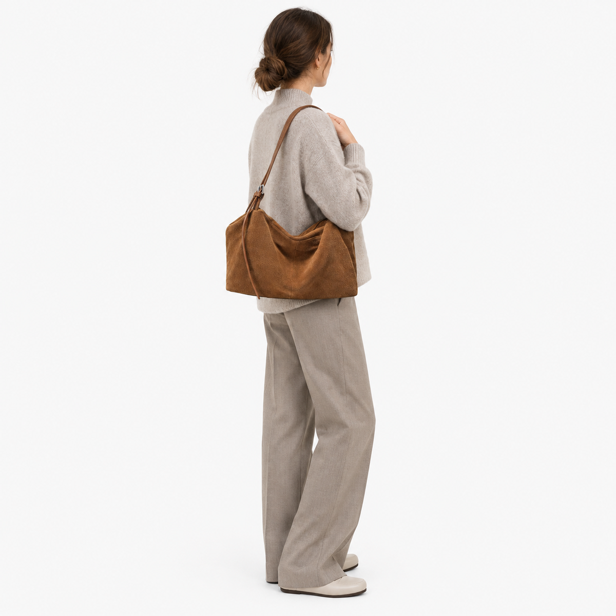 Sac en Daim, coloris Marron, porté par un mannequin