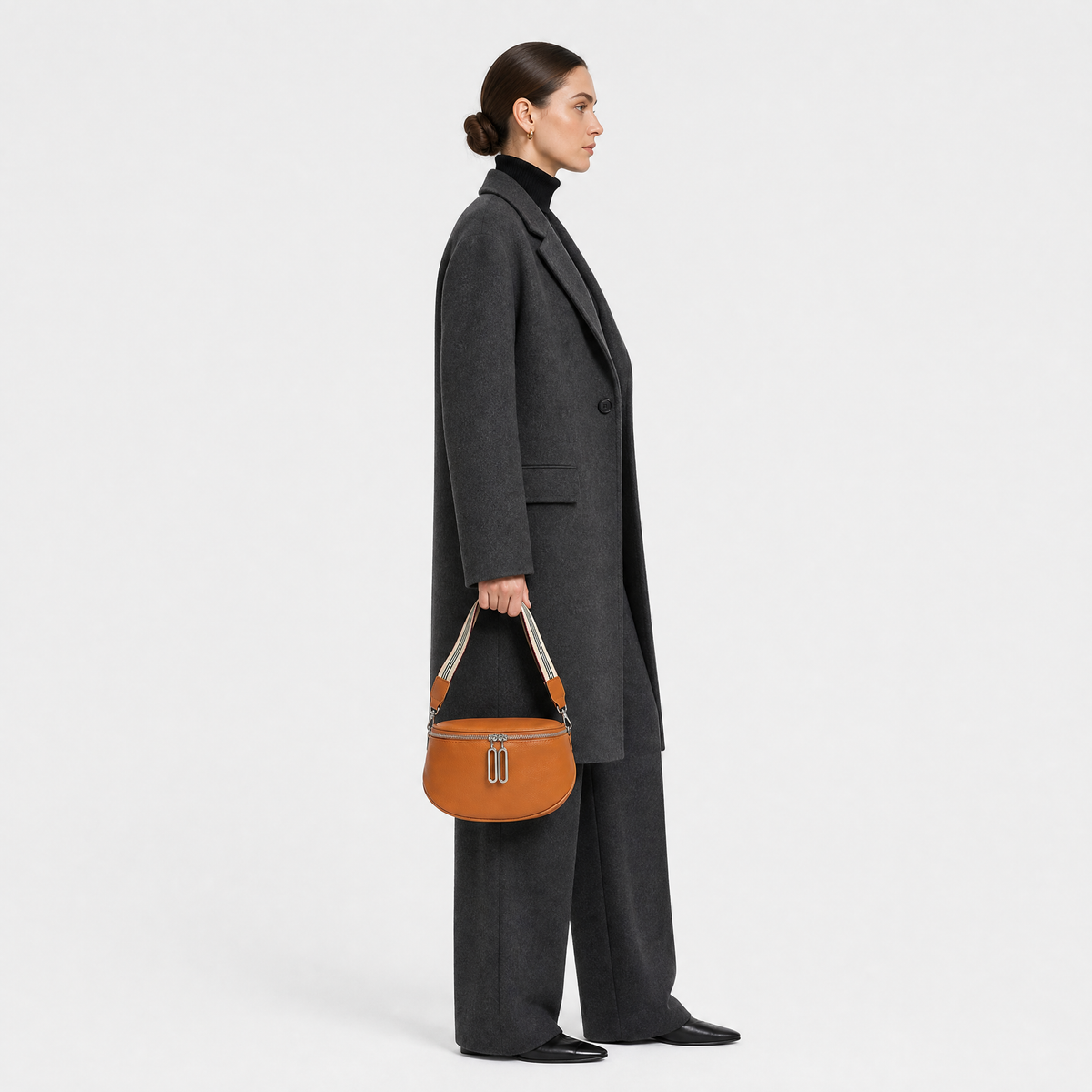Sacoche Femme en Cuir, coloris Marron, porté par un mannequin