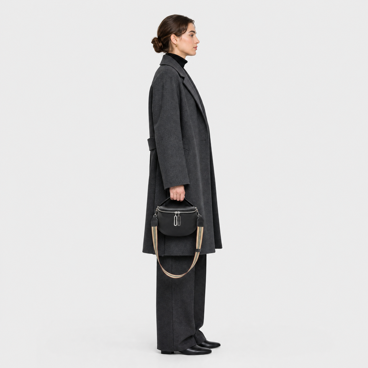Sacoche Femme en Cuir, coloris Noir, porté par un mannequin