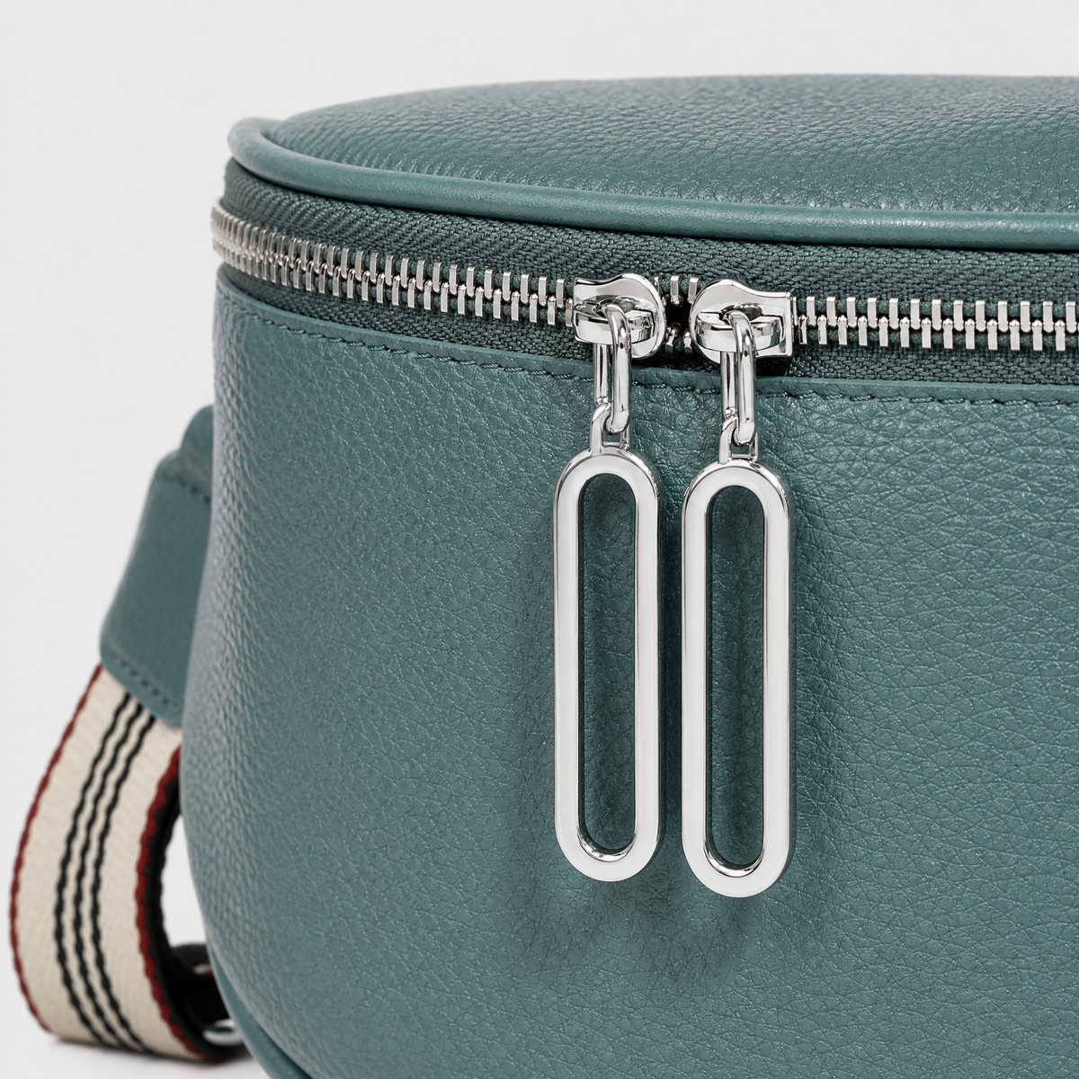 Sacoche Femme en Cuir, coloris Bleu, détail couture et fermeture