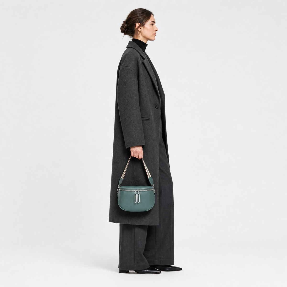 Sacoche Femme en Cuir, coloris Bleu, porté par un mannequin