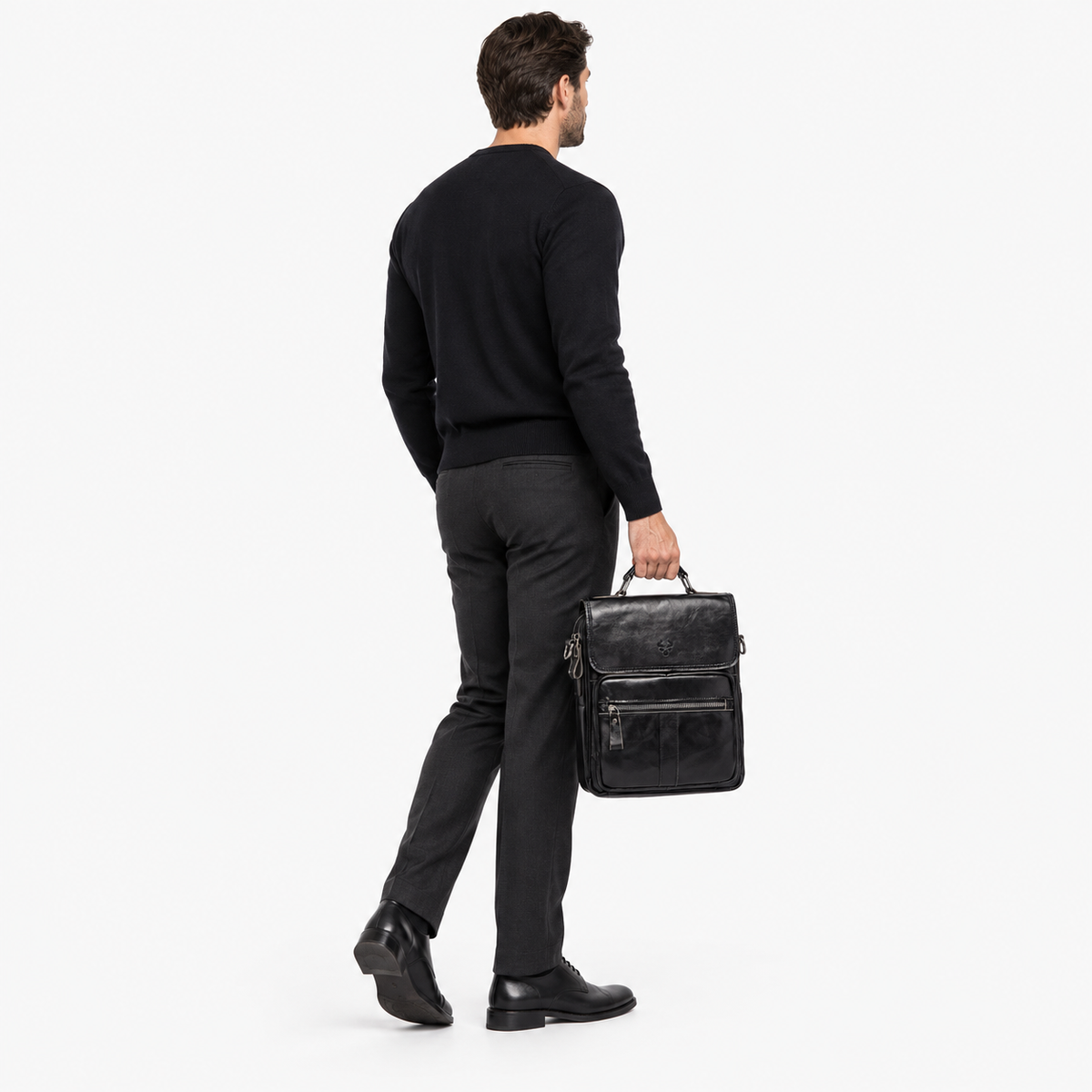Sacoche Homme Cuir Bandoulière, coloris Noir, porté par un mannequin