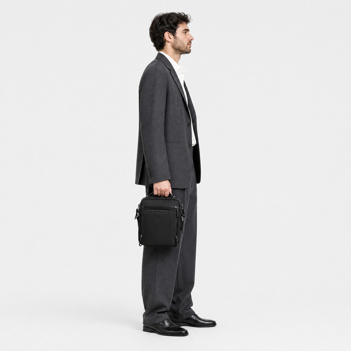 Sacoche pour Homme Cuir, coloris Noir, porté par un mannequin
