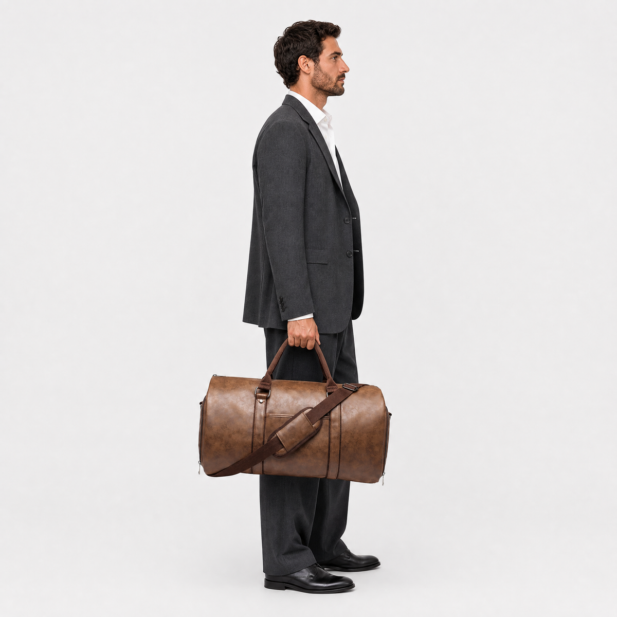 Sac de Voyage Costume, coloris Marron, porté par un mannequin