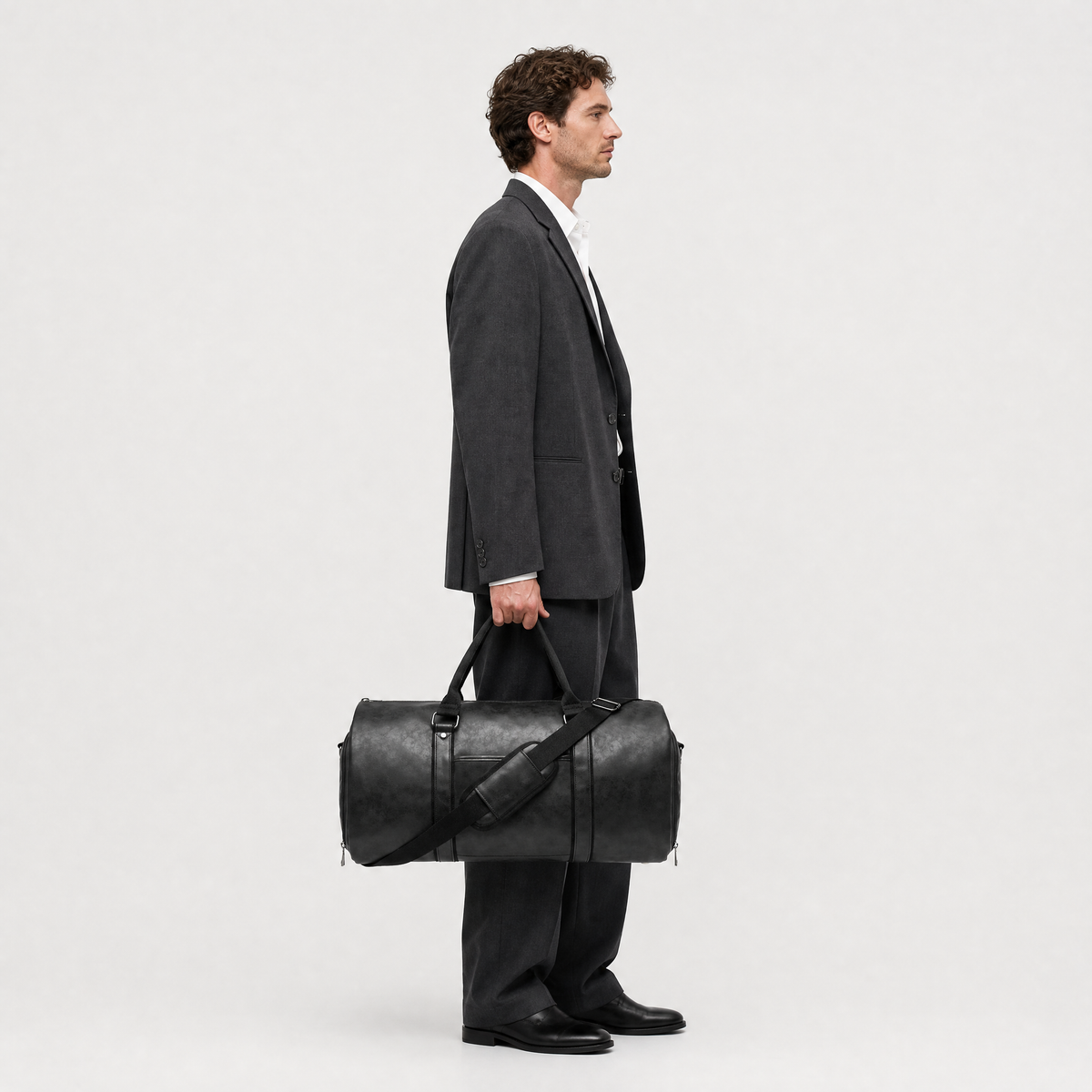 Sac de Voyage Costume, coloris Noir, porté par un mannequin